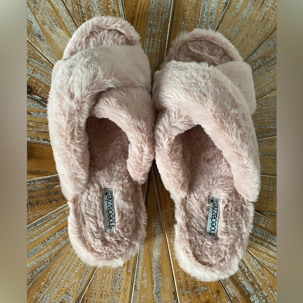 NWT Shoe Dazzle Plush Faux Fur Slippers in Dusty Rose Size 10 - Picture 3 of 11